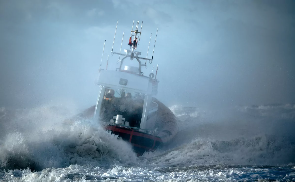 Ein Rettungsboot im Meer bei Sturm.